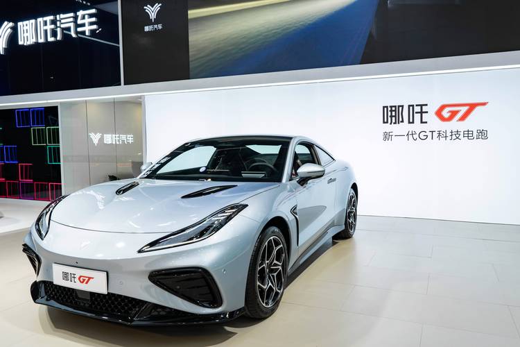 深圳181哪吒汽车在智能汽车领域的表现，领途汽车在新能源汽车市场中的影响力